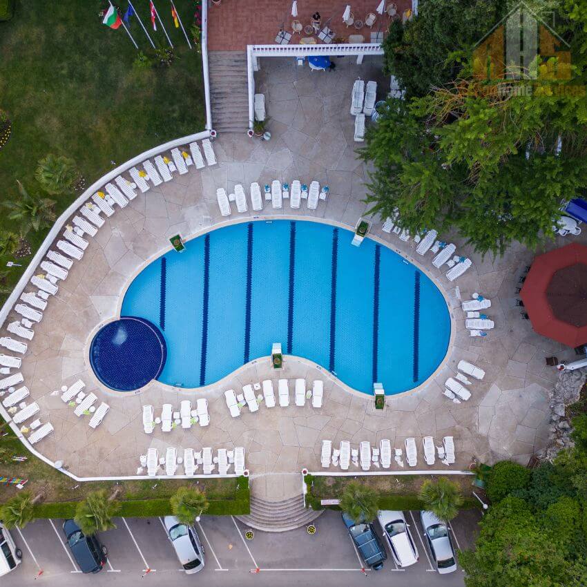 Kidney shaped swimming pool services